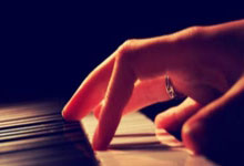 AG旗舰厅首页:C羅踢空急了!歐預賽飛踢前曼聯隊友 逃過紅卡判罰!.